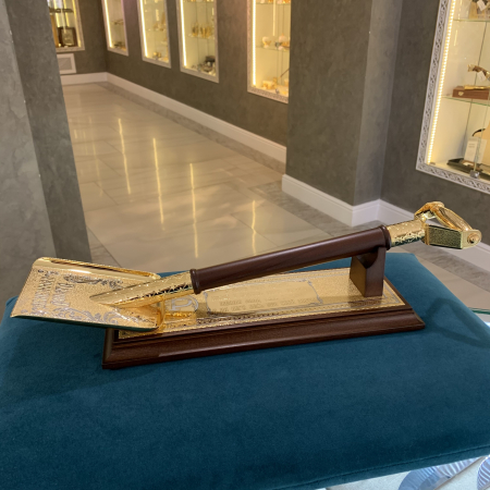 Сувенир "Денежная лопата" на подставке, (черенок-дерево ясень)